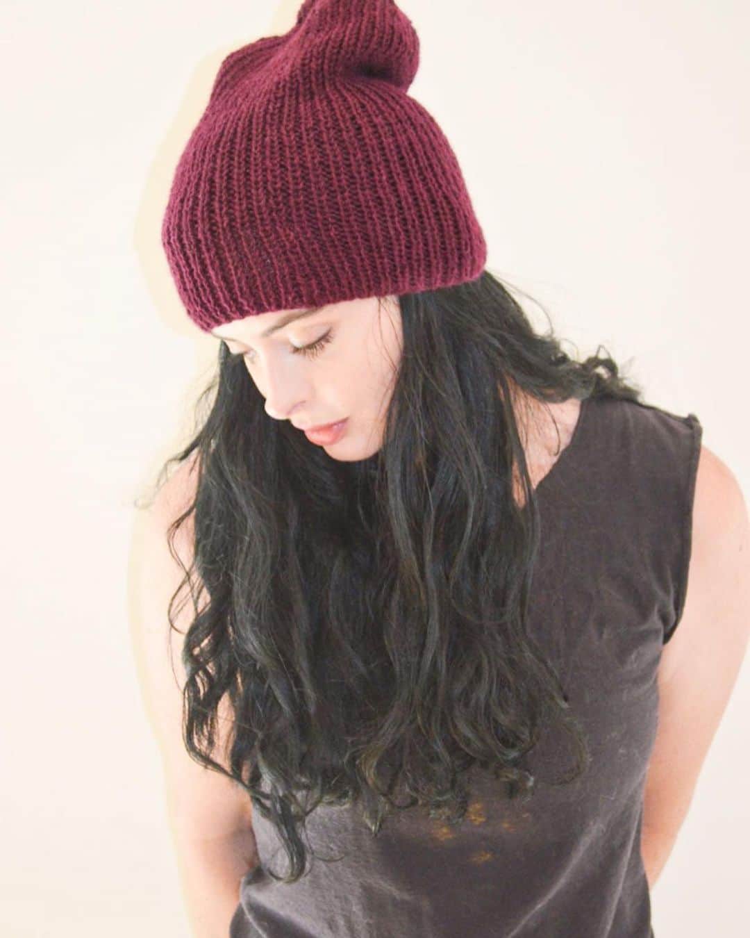 クリステン・リッターさんのインスタグラム写真 - (クリステン・リッターInstagram)「Super soft comfy easy hat knitting kit by meeeeeee!! available in mini size too at @weareknitters / link in bio!! 🤓❤️ photos by my sissy @thatchick_bay」10月21日 0時09分 - therealkrystenritter