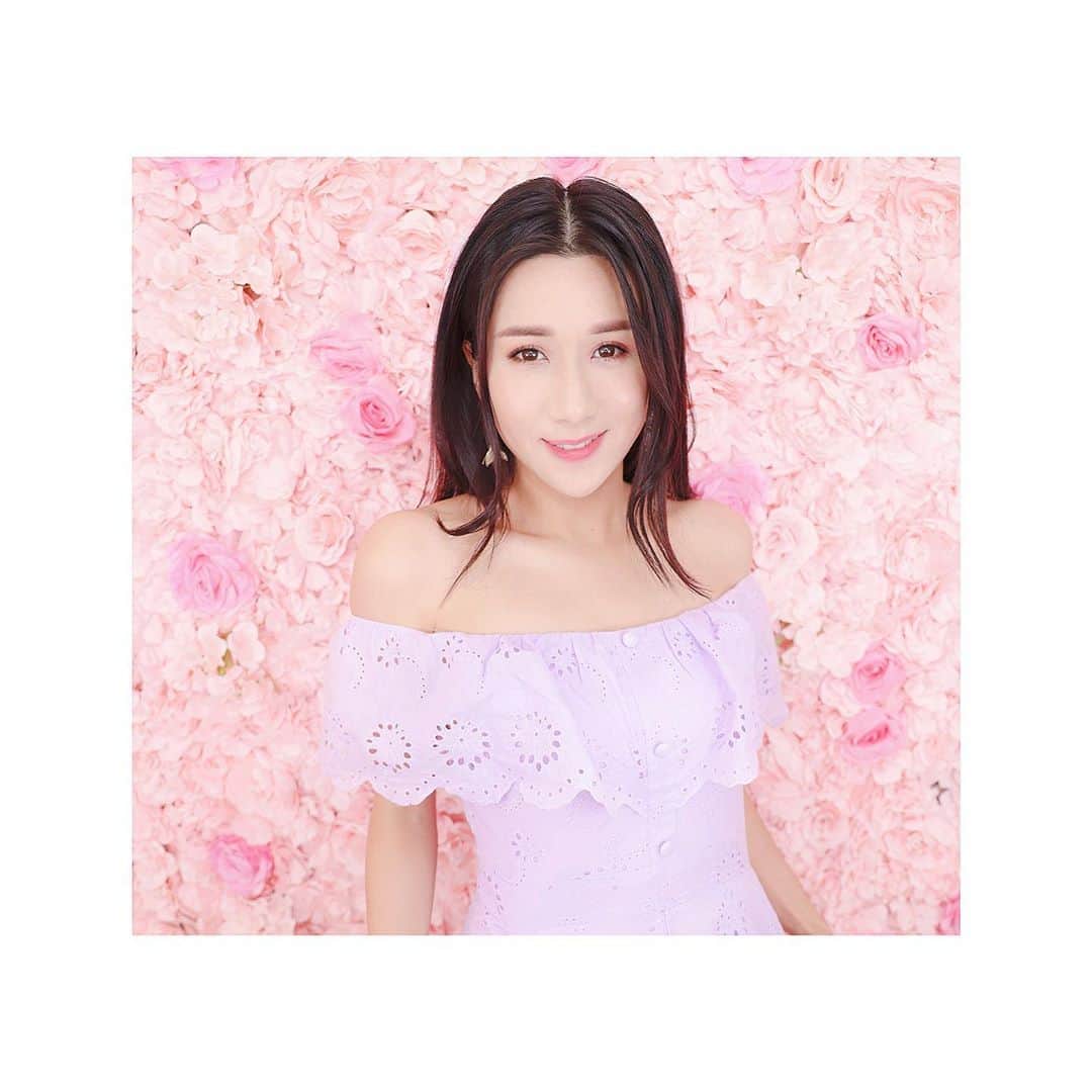 Chloe Yuenのインスタグラム：「I don’t like flowers But I like this flower wall background😝」