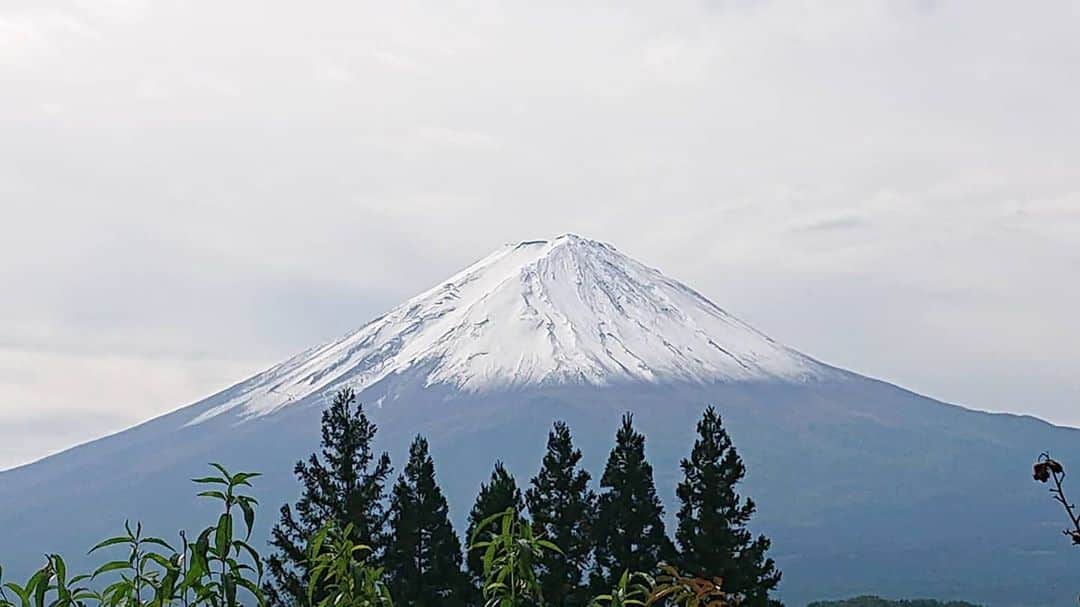 綾小路きみまろさんのインスタグラム写真 - (綾小路きみまろInstagram)「綾小路きみまろです。 #今日の富士山 🗻 不思議なもので、富士山は、雪をまとってくると、どんどん大きく見えてくる気がします⤴️😊  さて、 とても嬉しかったことがあります❤️ @katorishingo_official #香取慎吾 さんが表紙を飾っておられる 現在発売中の #婦人公論 10月27日号内、インタビュー記事の中で、慎吾さんが私のインスタのことに触れてくださっています。#NAKAMA の方のコメントで知り(教えていただき、ありがとうございました🙏)、購入し読ませていただきました。嬉しかったです。 私も、慎吾さんのご活躍を、インスタなどで、いつも拝見してパワーをいただいています。ありがとうございます。ますますのご活躍をお祈りしています✨  私もますます❗ 頑張ります💪💪💪  #綾小路きみまろ #河口湖 #富士山」10月21日 0時13分 - ayanokojikimimaro_official
