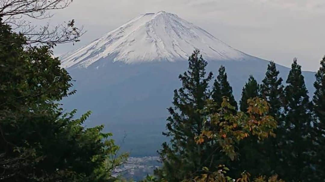 綾小路きみまろさんのインスタグラム写真 - (綾小路きみまろInstagram)「綾小路きみまろです。 #今日の富士山 🗻 不思議なもので、富士山は、雪をまとってくると、どんどん大きく見えてくる気がします⤴️😊  さて、 とても嬉しかったことがあります❤️ @katorishingo_official #香取慎吾 さんが表紙を飾っておられる 現在発売中の #婦人公論 10月27日号内、インタビュー記事の中で、慎吾さんが私のインスタのことに触れてくださっています。#NAKAMA の方のコメントで知り(教えていただき、ありがとうございました🙏)、購入し読ませていただきました。嬉しかったです。 私も、慎吾さんのご活躍を、インスタなどで、いつも拝見してパワーをいただいています。ありがとうございます。ますますのご活躍をお祈りしています✨  私もますます❗ 頑張ります💪💪💪  #綾小路きみまろ #河口湖 #富士山」10月21日 0時13分 - ayanokojikimimaro_official