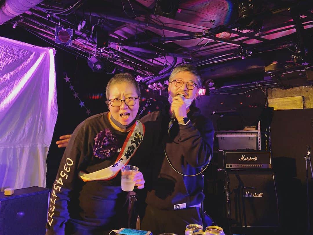 石川龍のインスタグラム：「僕の人生の半分を形作った下北沢のGARAGEで、23年間にわたってその屋台骨を支え続けた、まゆみちゃんが、今日、最終出勤日となりました。 ・ 19歳の若造だった僕や僕らを温かく育ててくれてありがとう！ 感謝してもしきれません！ ・ これからも素晴らしい人生を！」