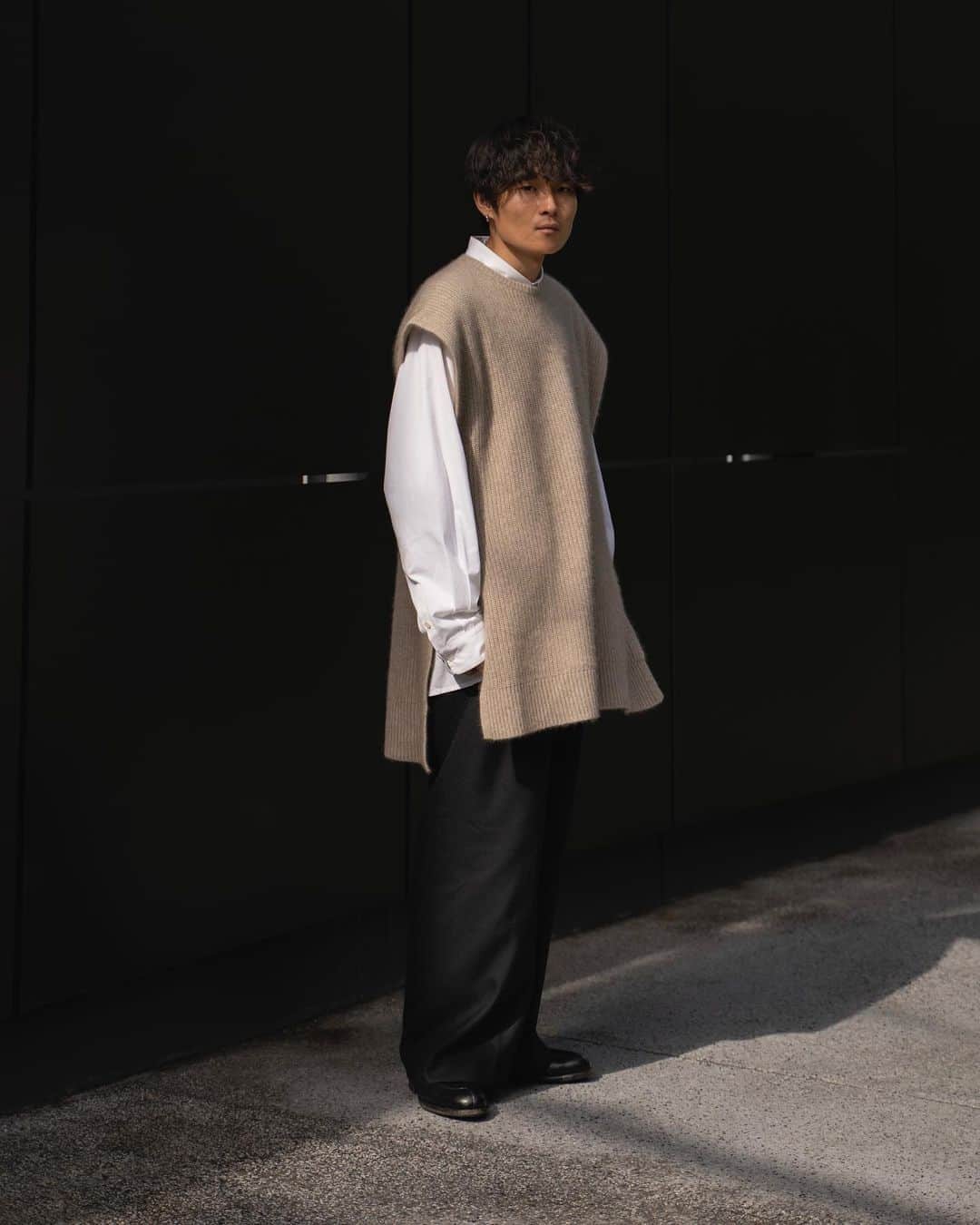 のインスタグラム：「ㅤㅤㅤㅤㅤㅤㅤㅤㅤㅤㅤㅤㅤ @walenode のRaccoon Wool Drape Sweater。 ㅤㅤㅤㅤㅤㅤㅤㅤㅤㅤㅤㅤㅤ ポンチョの様なニットベスト。脇下にボタンが付いているので着方も遊べます！ウールをブレンドしてラクーンの毛並みを馴染ませることにより、軽く保温性にも優れている1着です☺️ ㅤㅤㅤㅤㅤㅤㅤㅤㅤㅤㅤㅤㅤ vest:#walenode shirt:#ryotakashima pants:#sunsea shoes:#leyuccas」