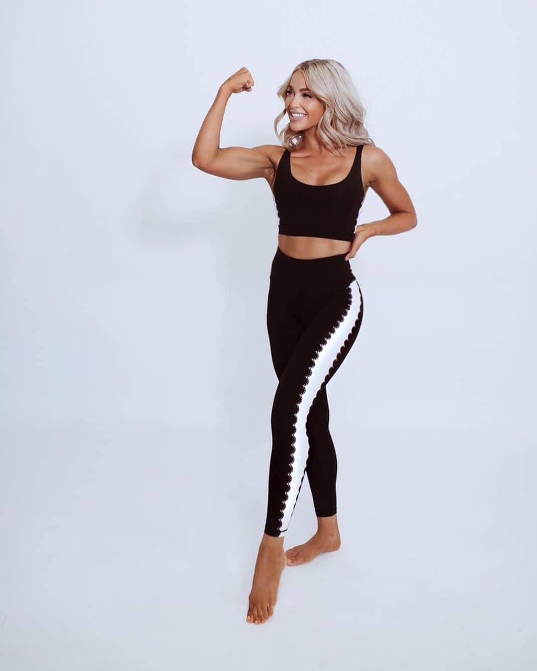 Cara Van Brocklinさんのインスタグラム写真 - (Cara Van BrocklinInstagram)「@caralorenshop activewear launches tomorrow!!! Yay!!!! Check out my blog post and story highlight to see all the pieces that are launching! And thank you all so so much for all your continuous support, it really does mean the world!!」10月21日 0時34分 - caraloren
