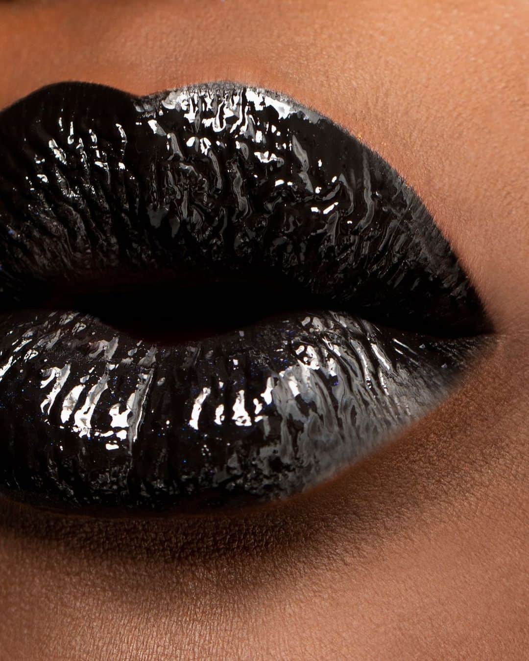 Smashboxのインスタグラム：「Spooky szn is here....STAY CALM Y'ALL 🎃👻🔮💀​ ⠀⠀⠀⠀⠀⠀⠀⠀⠀ Always On Liquid Lipstick in Tarpit + Gloss Angeles Extra Shine」