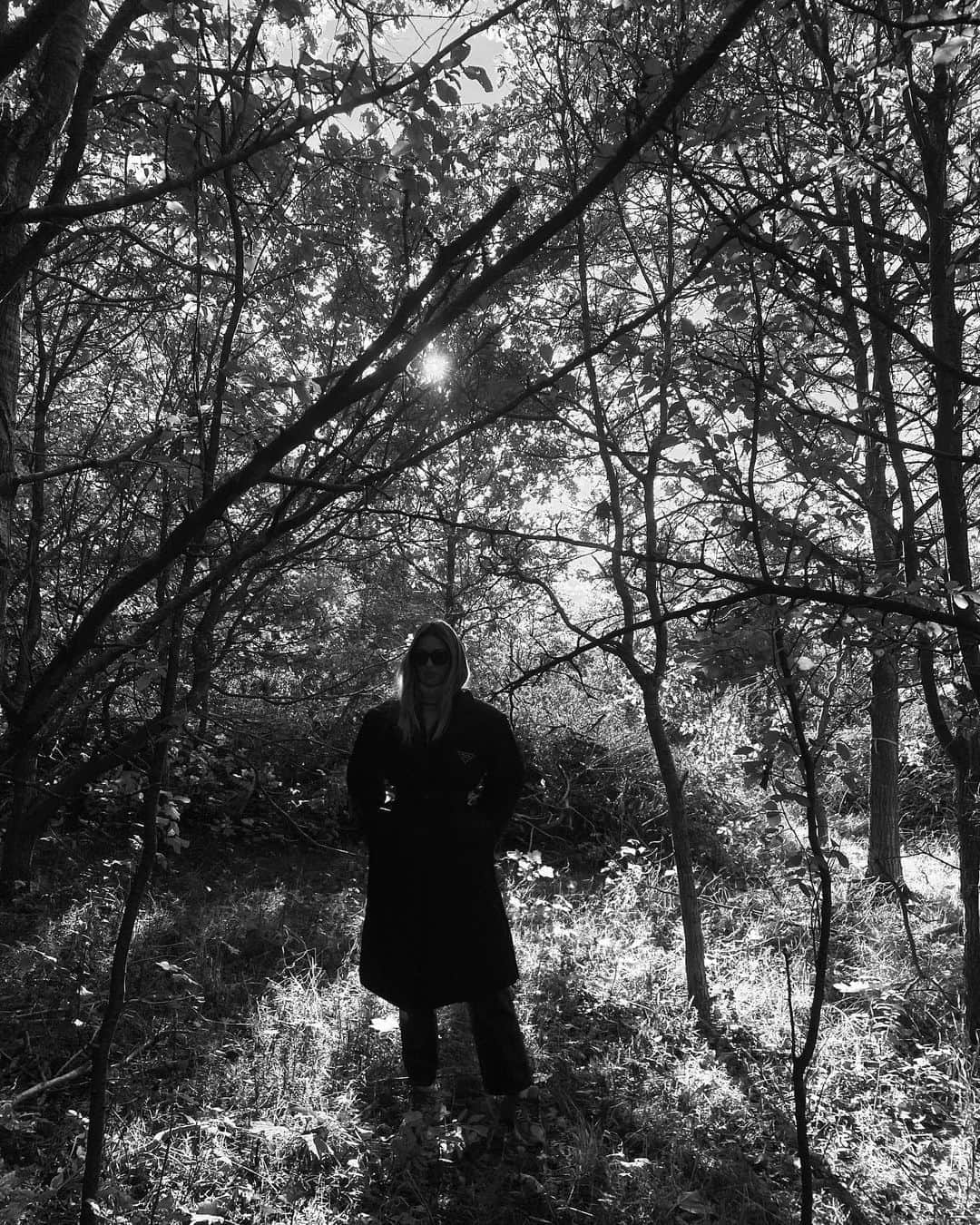 Mathilde Goehlerのインスタグラム：「Forest walks in fall 🖤」