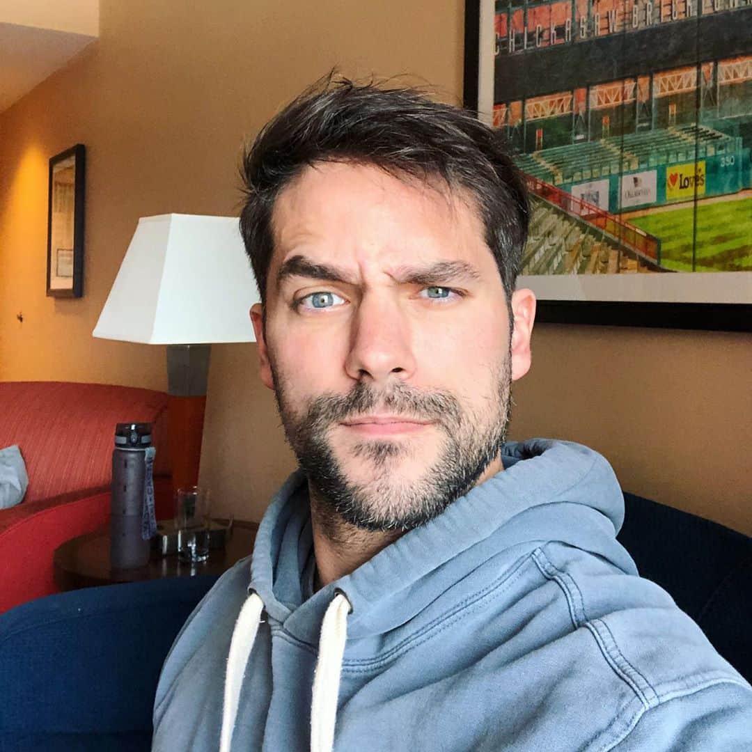 ブラント・ドーハティのインスタグラム：「🤨」