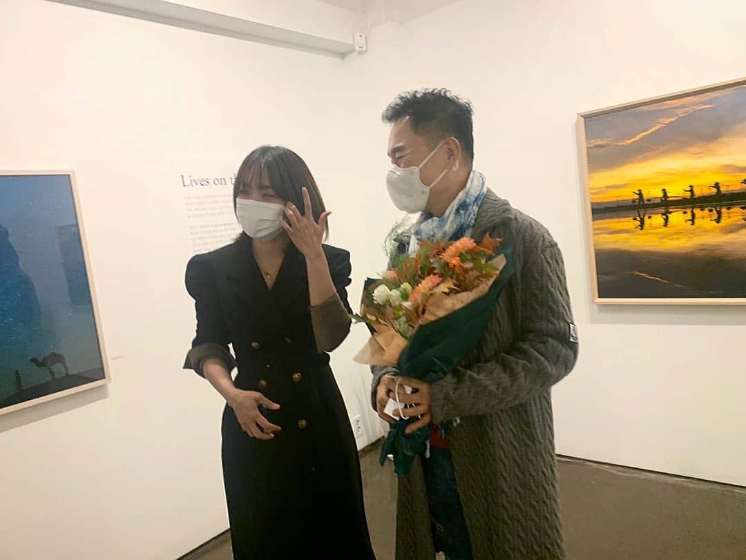 のインスタグラム：「신제섭 작가님 Lives on the Road 오프닝 감동적인 에너지로 갤러리를 가득 채우던 작품들 ..  나에게 늘 정서적 충만과 위안을 주시는 따뜻한 언니들과!! 멋진 작품 보며 행복한 기운 충전 🤍🤍🤍🤍 #신제섭작가님 #장혜진선배님 #김지희작가님 그리고 함께하진 못했지만, 일본에서 멋지게 활약중이신 #신지애프로님 모두에게 사랑만이 🤍🤍🤍」