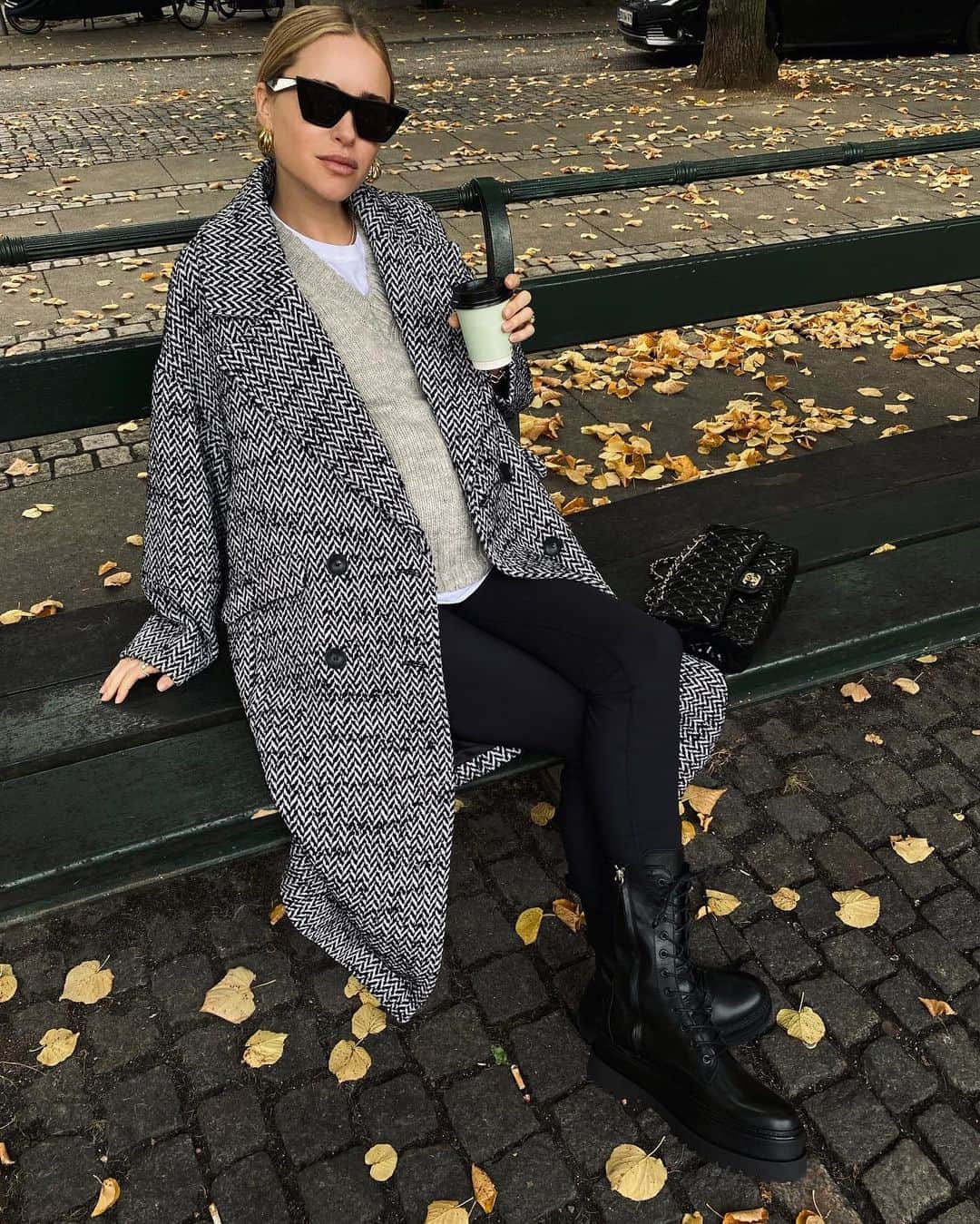 ペニーレ・タイスベックのインスタグラム：「Annonce Shorter walks, longer breaks, while enjoying my favorite season 🐌🍁 @mango #mangogirls」