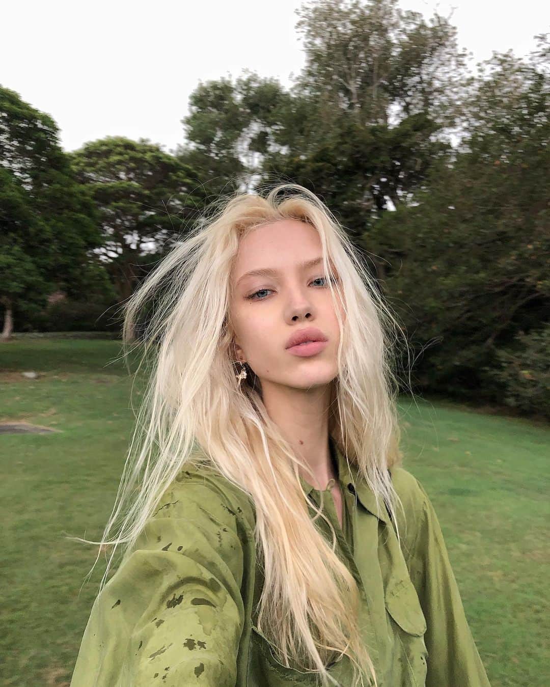 のインスタグラム：「i’ve been a bit quiet doing my own thing this beautiful autumn.  spending some quality time with my fam, making jewls, reading “little woman” and baking desserts.  hope u’re good out there💚  wear masks, vote and make some rain art (it’s really fun)」
