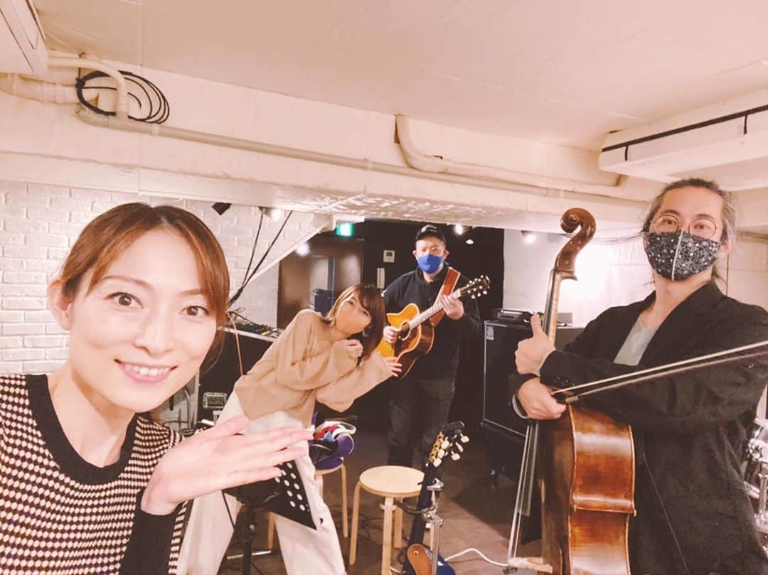 松本英子のインスタグラム：「本日、リハーサル初日でした👍🎤  pf. #大石由梨香 g. #オオニシユウスケ vc. #内田麒麟  神々の演奏が素晴らしすぎて✨✨✨ 歌いながらすでに感動しっぱなしでした😭 次回リハにはバイオリン🎻の #梶谷裕子　さんもご参加！ 楽しみ〜❣️  配信アーカイブもありますので、 お好きなタイミングに是非ご覧下さいね😉  チケットはこちらから🎟 https://eplus.jp/sf/detail/3325300001」