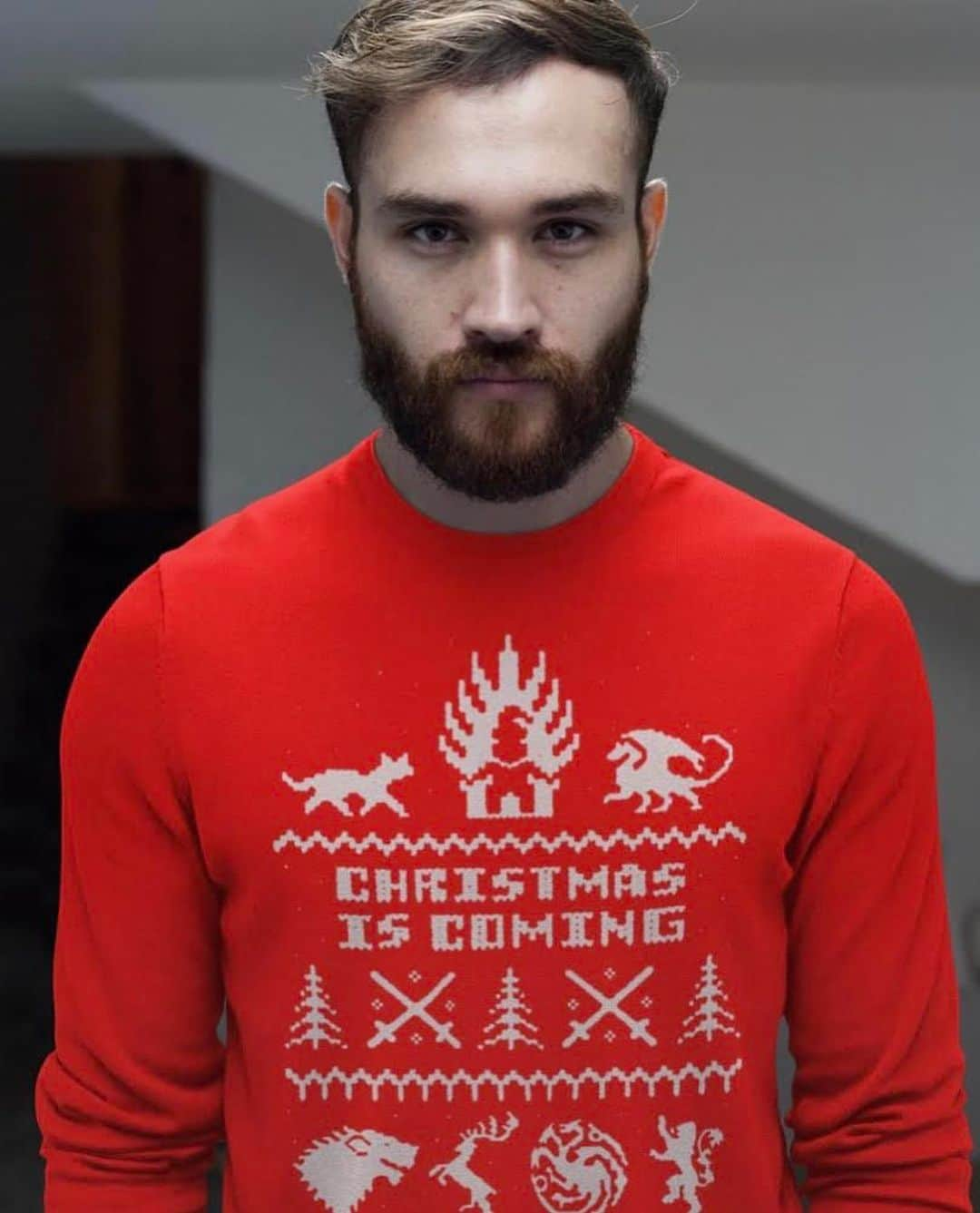 ピーター・ディンクレイジさんのインスタグラム写真 - (ピーター・ディンクレイジInstagram)「Christmas Is Coming! 🎅🏻  Check out these awesome Christmas Sweatshirts! You can get them from the link in MY BIO (Profile). ‼️ This is a limited edition so be fast! 🔥 Worldwide shipping 🌏  We print and ship all orders from USA 🇺🇸 Available in more than 15colors 🌈」10月21日 0時44分 - peterdinklage