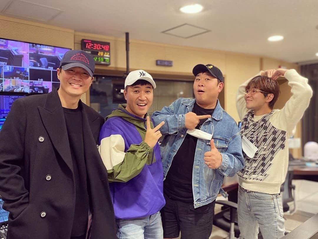 のインスタグラム：「사랑해요 제가 더 잘할게요 우리 형들 💕  감사합니다 💕 우리가 누구? ☝🏻✌🏻 Posted @dindin_musichigh #딘뮤하  오랜만에 빵빵터지는 텐션 높은 뮤하!  역시 딘딘 디제이 찐친들이 나오니  찐웃음이 나오네요 🤣🤣  뿌듯하고 감사한 오늘 🙏  #딘딘의뮤직하이 #뮤직하이 #딘딘 #연정훈 #김종민 #문세윤 #최고👍」
