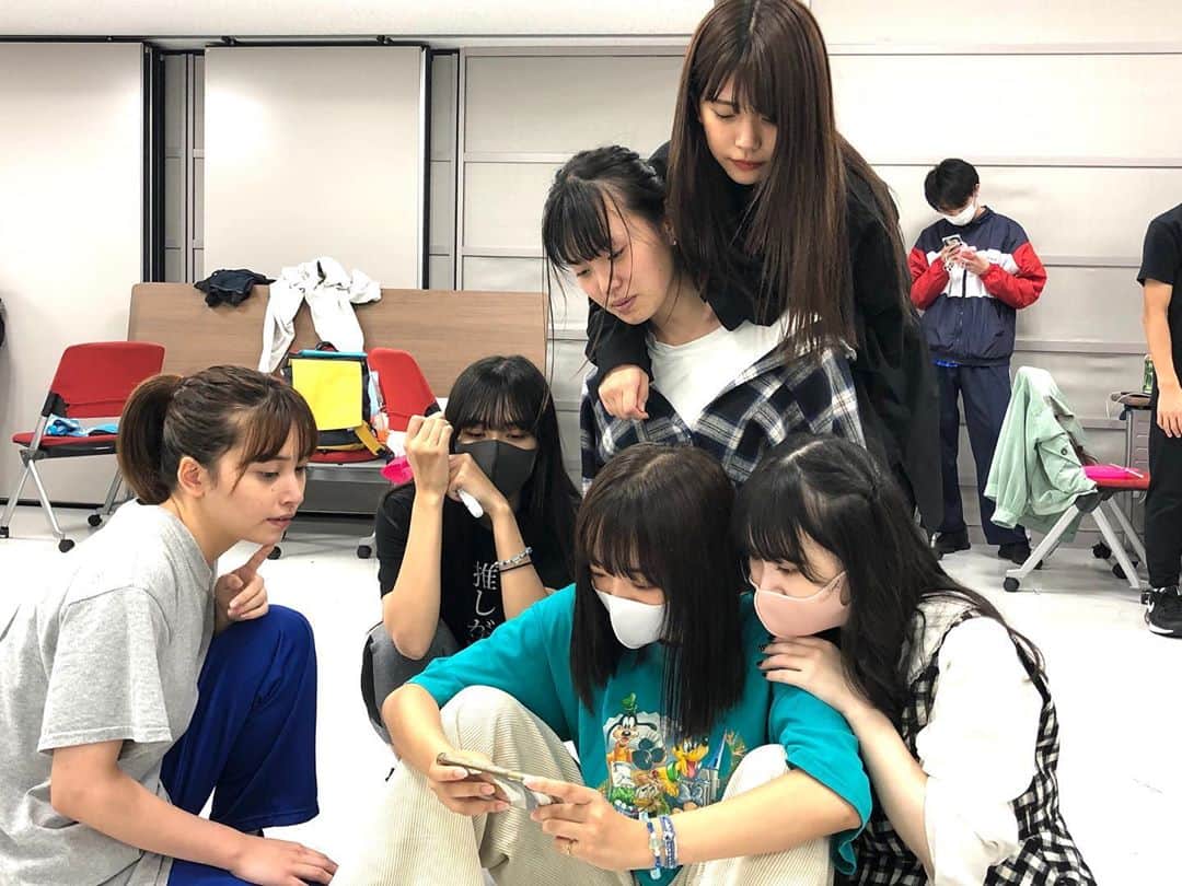 テレビ東京「青春高校３年C組」のインスタグラム：「真剣に取り組んでます💨 ライブまであと少し😊✨  テレビ東京 青春高校３年C組 ホームページをチェックしてね💡  #TIFありがとうLIVE #オンラインライブ #振り付けチェック中 #真剣です #練習中  #見てね  #アイドル  #青春高校3年c組  #テレビ東京」