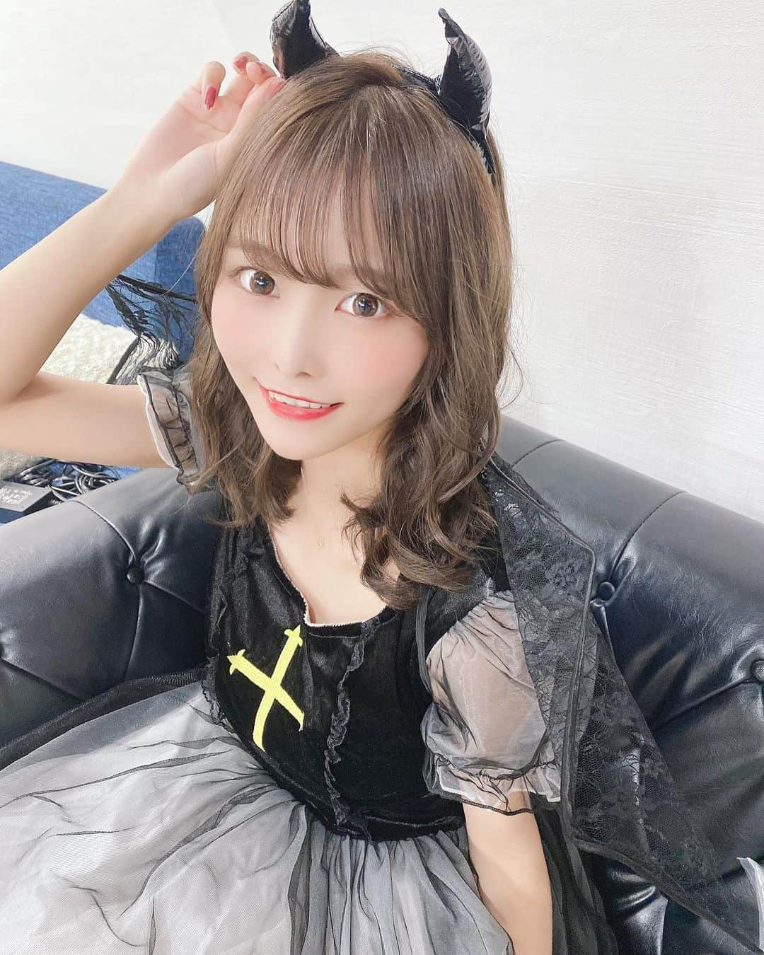 青木りさのインスタグラム：「もうすぐハロウィーン！ . . 個人的にコスプレ大好きなので沢山着ちゃうもんね〜〜〜(*ˊ˘ˋ*) . . . 小悪魔 . . . . . . . . . . #ハロウィンコスプレ #ハロウィン #ハロウィン仮装 #小悪魔 #小悪魔女子 #コスプレ #コスプレ女子 #コスプレイヤーさんと繋がりたい #コスプレイヤー #黒コーデ #モノトーンコーデ #japanesegirl #like4likes #likeforlikes #makeup #kawaii #小悪魔メイク #大人メイク #グレージュカラー #グレージュ  #撮影モデル」