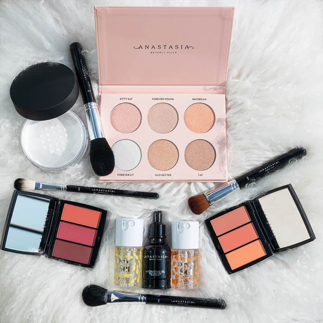 Anastasia Beverly Hillsさんのインスタグラム写真 - (Anastasia Beverly HillsInstagram)「Enter our FLAWLESS SKIN #GIVEAWAY ❤️   How To Win...  1. Follow @anastasiabeverlyhills 2. Like this photo 3. Tag 3 friends in the comments   3 lucky winners + their friends will receive: Nicole Guerriero Glow Kit ❤️ Loose Setting Powder in Translucent ❤️ Blush Trios in Peachy Love + Berry Adore ❤️ Hydrating Oil ❤️ Mini Dewy Set Setting Spray in Mango + Pineapple ❤️ Pro Brush A23 ❤️ Pro Brush A20 ❤️ Pro Brush A30 ❤️ Pro Brush A22 ❤️ RETAIL VALUE: $327  Good Luck! Ends Thursday 10/22 at 11:59 PM PT. Must be US resident, excluding RI, and 18 or older. Official Rules apply - www.anastasiabeverlyhills.com/ABH-giveaways-terms-and-conditions.html  Winners will be announced on Instagram Stories and contacted via DM 🏆」10月21日 1時00分 - anastasiabeverlyhills