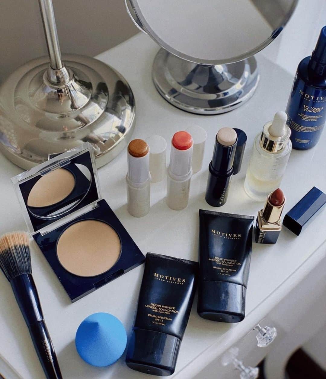Motives Cosmeticsさんのインスタグラム写真 - (Motives CosmeticsInstagram)「Did you take a few minutes to get ready this morning?   Studies show that spending time to get ready + putting on your makeup can lead to a more productive & motivated day.   The Motives team always feel a boost in our confidence when we swipe on a bold red lip💋.   Pic @ayeumi  . . . . . #motivescosmetics #motives #makeup #beauty #makeupartist #mua #girlboss #entrepreneur #beyourownboss #everydaymakeup #naturalmakeup」10月21日 1時00分 - motivescosmetics