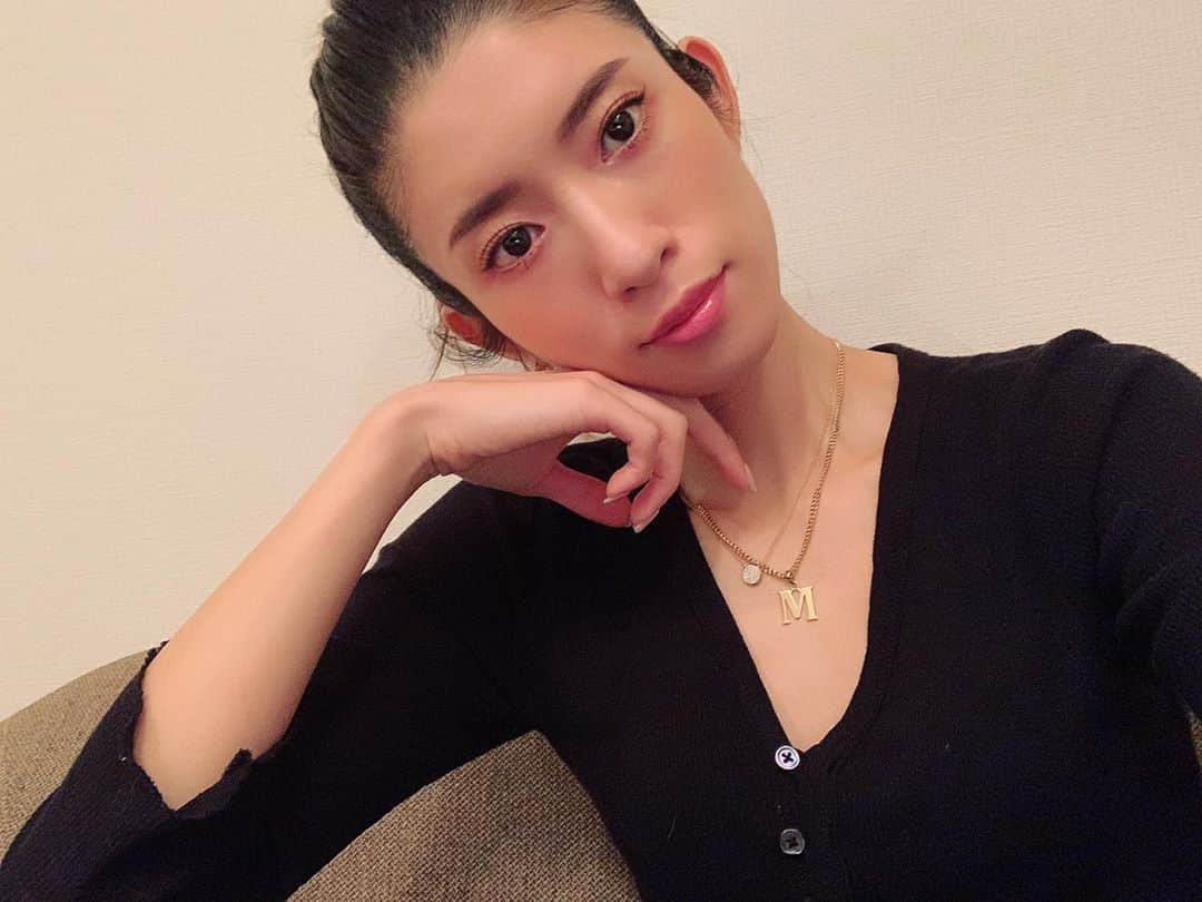 柳めぐみのインスタグラム：「. . 投稿遅くなっちゃいましたが。 この度第11回国民的美魔女コンテストのファイナリストになる事ができました。 三次審査のSHOW ROOMでは信じられないくらい沢山の応援を頂き、感謝の気持ちでいっぱいです。 本当にあの時チャレンジして良かったと心から思っています。 でもここで終わったわけではなく、まだまだファイナル審査は続いていますし、ここまで来たからには更なる高みを目指して頑張りたい思いでいます。 うん。目指しています！！！ 12/9まで続くSHOW ROOMに加え、11/4からは美STオンラインにてブログ投稿、そしてWEB投票も始まります！！！ ひぇーーーーーー！！！ もちろん不安もありますが、まだ見ぬ、そしてどんどん変化していく自分の未来が楽しみです✨ 私もファイナリストとして、応援して下さる皆さん、そして私をファイナリストに選んでくれた審査員の皆様に恥じぬよう、国民的美魔女コンテストを一緒に盛り上げていく一員として努力していきたいと思います💪🔥 皆さんどうぞ応援のほどよろしくお願い致します！！！ . #国民的美魔女コンテスト2020 #第11回国民的美魔女コンテスト #美魔女コンテストファイナリスト #showroom #大人の女性 #美とは #自分らしさ #身も心も美しくいたい」