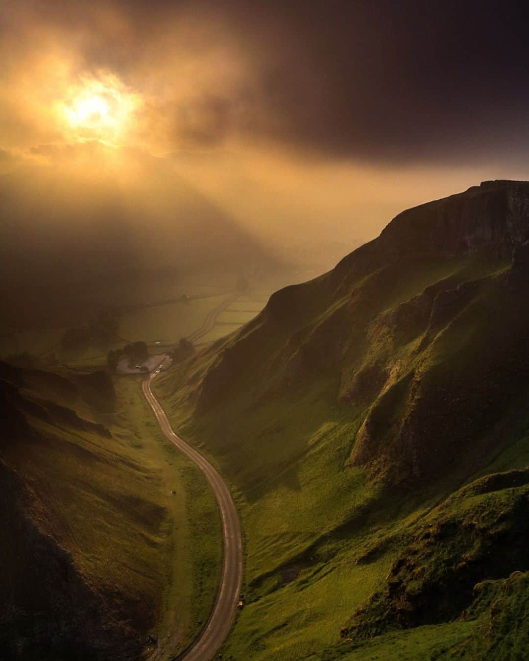 Canon UKさんのインスタグラム写真 - (Canon UKInstagram)「Captured by @lhphotographic in the Peak District, this magical setting should certainly be on the bucket list of every photographer.  What are your favourite spots for capturing landscape photographs? 🌄  Camera: EOS 750D Lens: EF 17-40mm f/4L USM at 17mm Shutter Speed: 1/1000, Aperture: f/9, ISO 1600」10月21日 0時55分 - canonuk