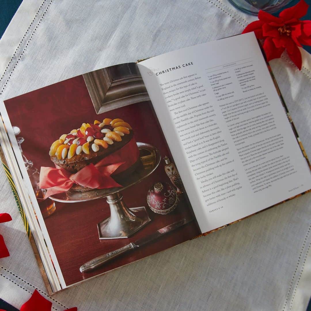ダウントン・アビーさんのインスタグラム写真 - (ダウントン・アビーInstagram)「Create holiday classics such as Christmas Cake with the Official Downton Abbey Christmas Cookbook. Link to Pre-Order in comments #DowntonAbbey @weldonowen」10月21日 1時01分 - downtonabbey_official