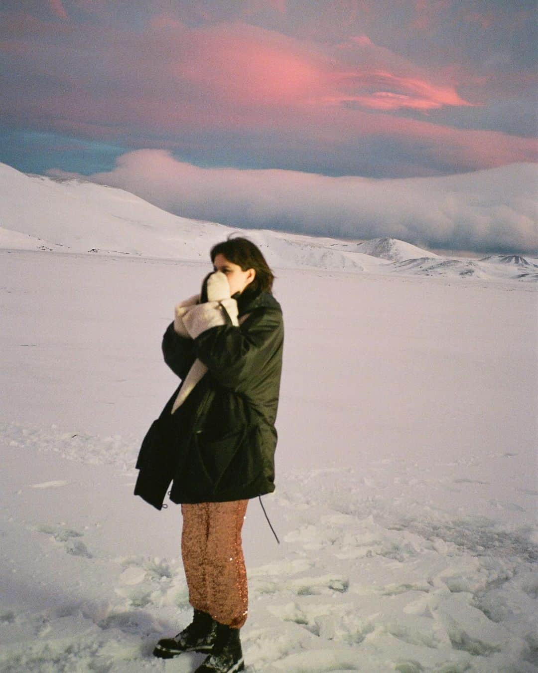 Of Monsters and Menさんのインスタグラム写真 - (Of Monsters and MenInstagram)「freezing our buns off on the visitor video shoot ☃️❄️」10月21日 0時56分 - ofmonstersandmen