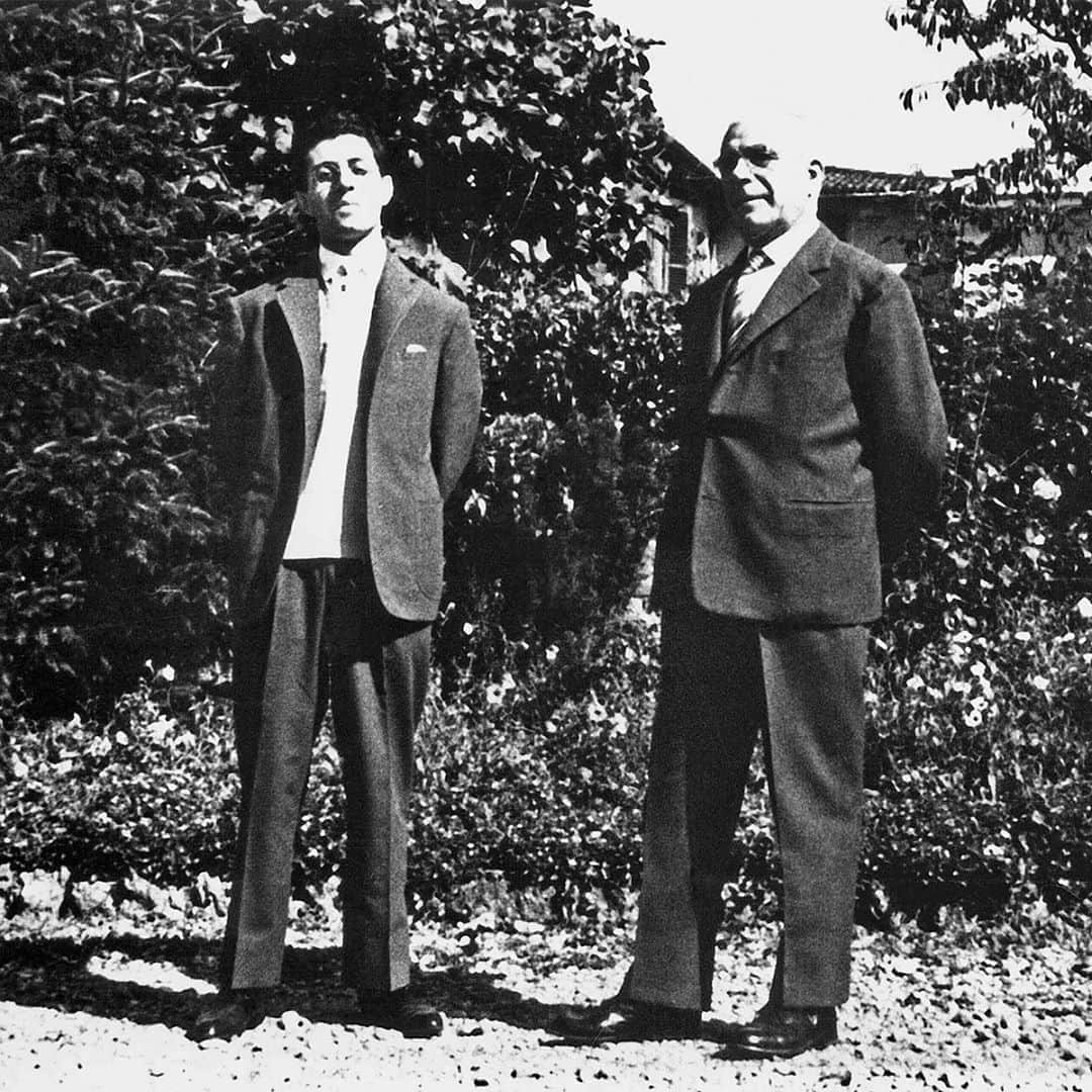 カナーリのインスタグラム：「The philosophy of the Canali family has always been nourished by the concepts of ethics, rigor, care and attention. These are the values that have driven every generation in leading the company.  Read more at the link in bio. #Canali1934 #CanaliAnthology #MadeInItaly #family」