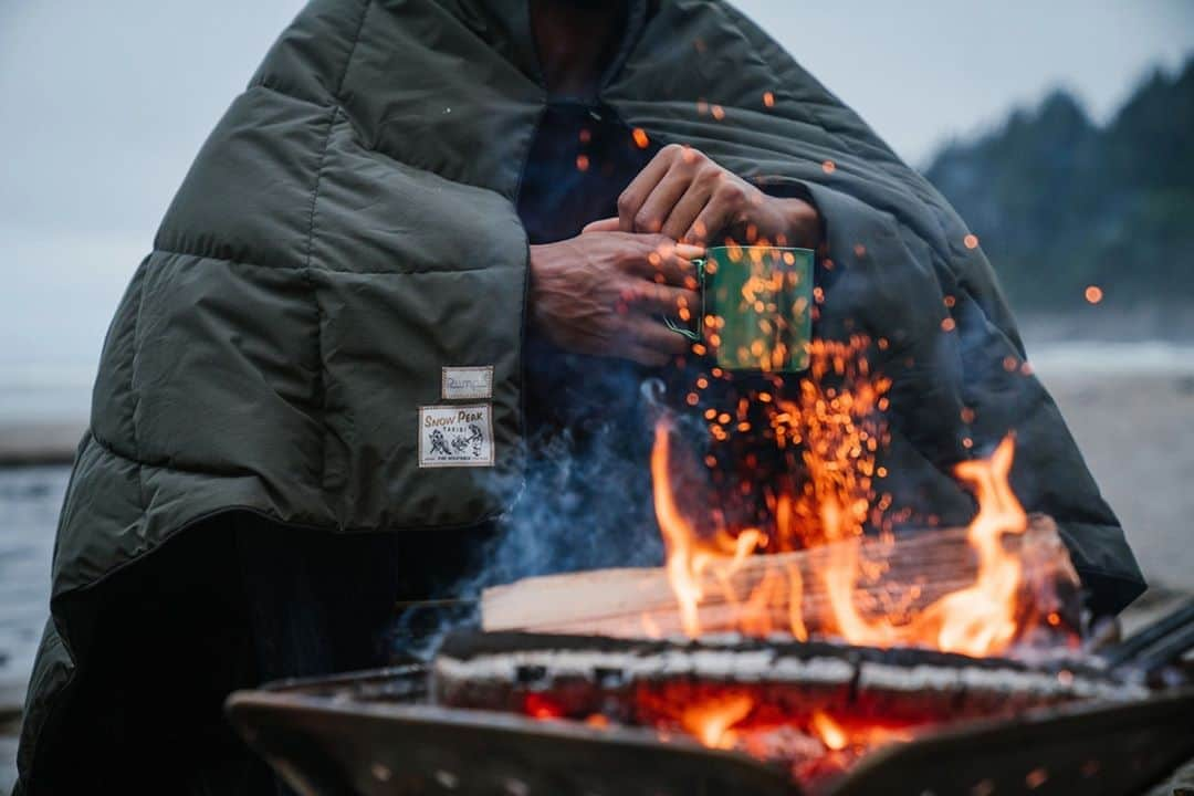 Snow Peak USAさんのインスタグラム写真 - (Snow Peak USAInstagram)「Toasty warm and safe from the sparks - a win-win with the NanoLoft® Takibi Blanket.」10月21日 1時01分 - snowpeakusa