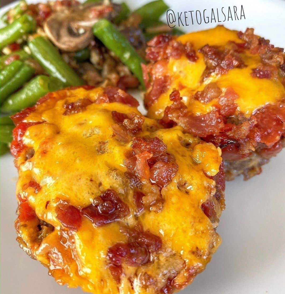 Flavorgod Seasoningsさんのインスタグラム写真 - (Flavorgod SeasoningsInstagram)「$2 Tuesday!! Italian Zest Seasoning is this week's flavor👩‍🍳⁠ -⁠ 🧀 Where are my cheesy bacon lovers at???? 🥓 ⁠ -⁠ Customer:👉 @ketogalsara⁠ Made with:👉 #Flavorgod Italian Zest Seasoning!!⁠ -⁠ Click link in the bio -> @flavorgod⁠ www.flavorgod.com⁠ -⁠ You can never have enough cheese and bacon so tonight I made Cheesy Bacon Meatloaf Cups 😜⁠ ———————————————⁠ 💥1 egg⁠ 💥1 lb ground beef⁠ 💥1 cup @porkkinggood pork rind crumbs⁠ 💥1 tbs @flavorgod Italian zest seasoning⁠ 💥1/2 cup shredded Cheddar cheese⁠ 💥1/2 cup bacon crumbles⁠ 💥sugar free ketchup .⁠ .⁠ ———————————————⁠ 🔹Mix all together in a large bowl .⁠ 🔹Spray silicone muffin tray⁠ 🔹Scoop out 10 equal portions and pack each into muffin tray.⁠ 🔹Top with sugar free ketchup, more shredded cheese and some extra bacon crumbles.⁠ 🔹Cook 20 minutes at 350*( cook time may vary by oven)⁠ -⁠ Flavor God Seasonings are:⁠ ✅ZERO CALORIES PER SERVING⁠ ✅MADE FRESH⁠ ✅MADE LOCALLY IN US⁠ ✅FREE GIFTS AT CHECKOUT⁠ ✅GLUTEN FREE⁠ ✅#PALEO & #KETO FRIENDLY⁠ -⁠ #food #foodie #flavorgod #seasonings #glutenfree #mealprep #seasonings #breakfast #lunch #dinner #yummy #delicious #foodporn」10月21日 1時02分 - flavorgod