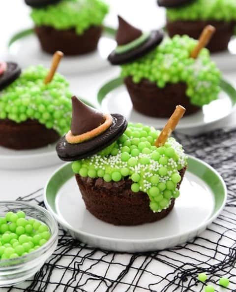 HGTVさんのインスタグラム写真 - (HGTVInstagram)「Double, double, toil and trouble! 🧙‍♀️ Bewitch your ghouls and ghosties with two-bite, bubbling brownie cauldrons topped with a whimsical witch's hat. 🧁 🧹⁠ ⁠ We found 62 frightfully delicious Halloween dessert ideas that are sweeter than a whole handful of your favorite Halloween candy. 🍬  Whether your Halloween style is spooky, kooky or somewhere in between, these sinfully sweet homemade desserts are guaranteed to thrill. 😱 Discover our creative ways to dress up cupcakes, cookies, candy apples and more at the link in our profile. 🔝 🍪 🧛‍♀️⁠ ⁠ #HowToHalloween #halloween #halloweendesserts #desserts #DIYhalloween #spookyszn」10月21日 1時02分 - hgtv