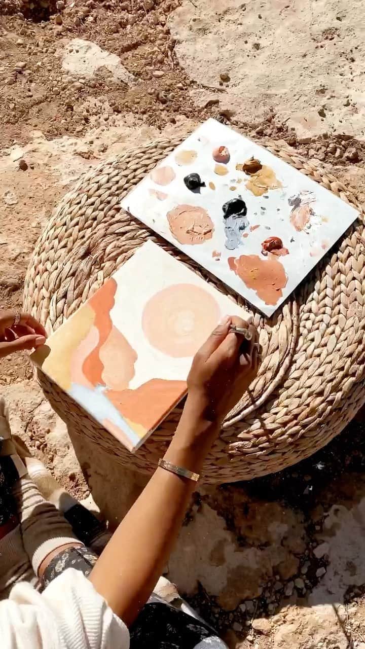 ジュリー・サリニャーナのインスタグラム：「Feelin’ so inspired and grateful painting in the middle of the beautiful #grandcanyon with @revolve 🎨🏜  #reels #reelsinstagram」