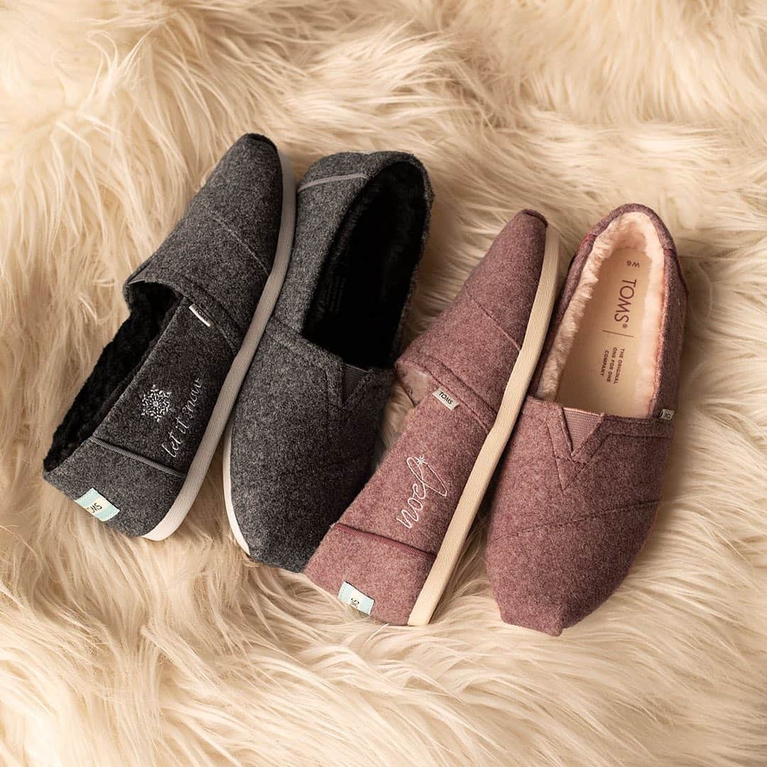 トムズシューズのインスタグラム：「Wintery details, year-round impact. TOMS felt faux fur Alpargatas—now reporting for days in.」