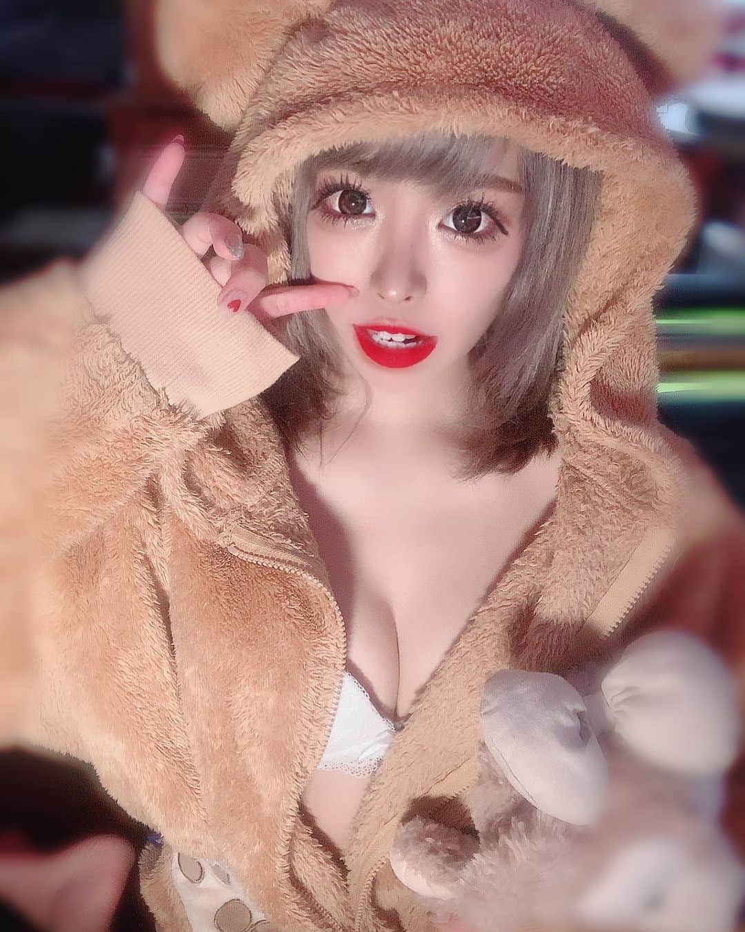 あんじゅのインスタグラム：「♡ ． ぼくはくま🐻🍯💫  .  ． ．  #Burlesque #バーレスク #バーレスク東京 #大阪 #バーレスク大阪 #北新地 #六本木 #キャバ嬢 #ホスト #歌舞伎町 #ダンサー #Japanesegirl #自発ください  #ギャルメイク #なんちゃってギャル  #金髪女子 #ギャル #加工厨 #ジャニオタ #スレンダー #エロ可愛い #ディズニーシー #撮影会 #雰囲気好きな人いいね #自撮り界隈 #1mmでもいいなと思ったらいいね #被写体  #コスプレ #ダッフィーコーデ #部屋着」