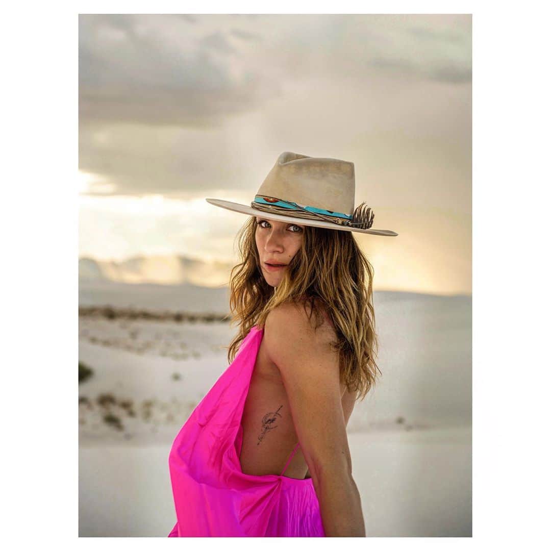 シャンテル・ヴァンサンテンのインスタグラム：「Since travel has been limited you can hit the road visually as you follow along my insanw 34 day summer road trip! The 3 new highlights are now up! These pics are from maybe my FAVORITE spot on Earth #whitesandsnationalmonument !!」