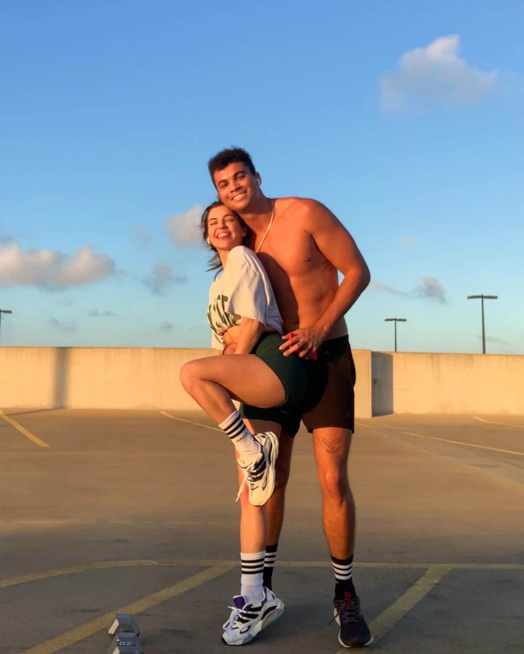 Nikki Blackketterのインスタグラム：「parking garage mini-workout + x10000 humidity + prettiest lil sunset + breaks trying dirty dancing moves before we decided maybe we shouldn’t test it out on the concrete hahaha happy Monday 😊- best times with the Tedster ❤️」
