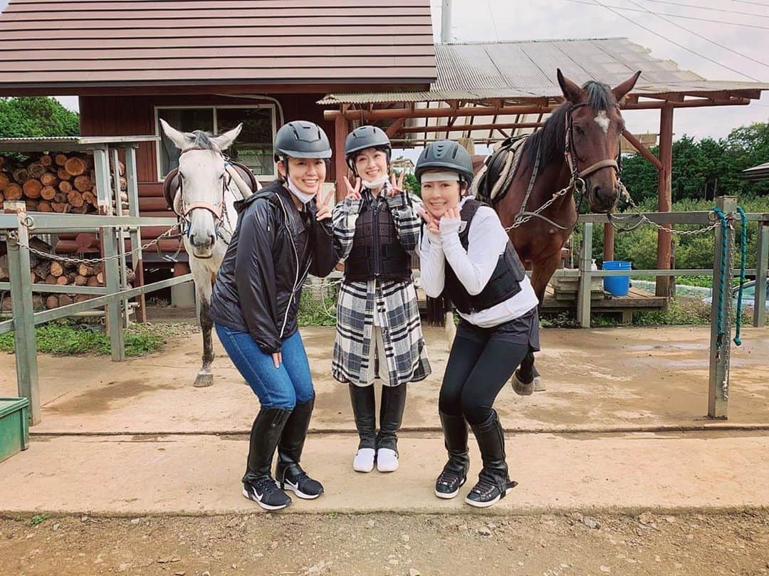 のインスタグラム：「えっちょっと待って 2人かがんでるの？！  おかしいなぁ…笑  左から🐴めぐちゃん🐎りんちゃん  家族みたいな2人ですが 実は私達 気が合いません！全然w 同じ男子を奪い合う事は 絶対にないでしょう✨  でもこの3人旅が楽しいのは お互いの違いを受け入れて いいねいいねって言い合えるから😊  違うって 素敵な事よね🥳  #温泉めぐり鯛 #ホーストレッキング #馬 #旅 #女子旅 #goto #茨城 #いつもありがとう  #japan #ibaraki  #horse  #beautifulday  #trip #travel #drive」