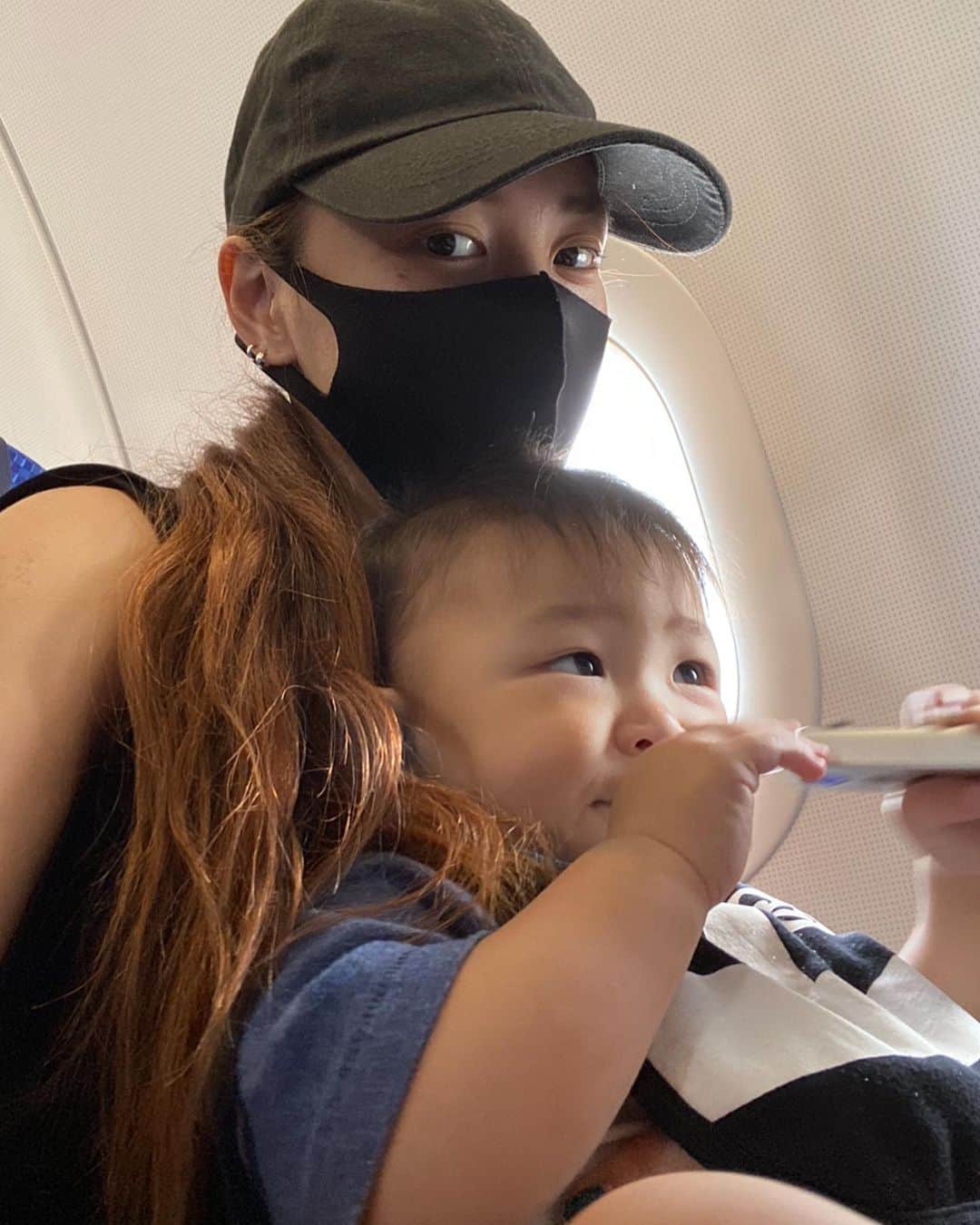 MARIA FUJIOKAのインスタグラム：「もうすぐ1歳やねーん👶❤️ まさかこんな世界が変わるなんて😷これからの子供達の未来はどんな未来が待ってるんでしょうか🙏🌍いい未来が訪れますように…  毎日、写真を振り返る暇もなく過ぎてく笑 最近坊主デビューもしてめちゃくちゃ可愛いのだ❤️😂」