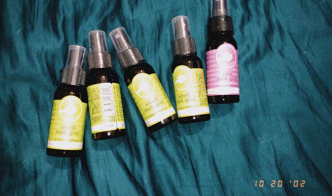 トリイクニコのインスタグラム：「Stock🌼 #perfectpotion の マスクスプレーの匂いが好きすぎて😷笑  #refresh すぐ売り切れちゃうから見つけたら買いたいw 貯まってた楽天ポイントでgetしました💰  #オーガニックアロマ #コスメキッチン #航空券の為に貯めてた楽天ポイント #🇰🇷行けないから #ポイントももうなくなっちゃったなー」