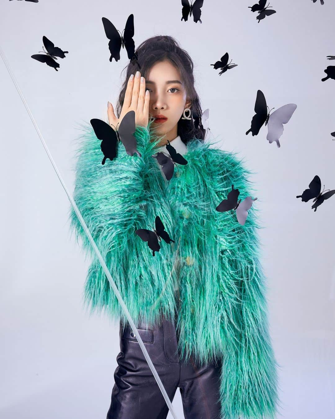 PINKOさんのインスタグラム写真 - (PINKOInstagram)「Light as a butterfly, and as the #PINKO faux fur jacket worn by @sury_777 in this stunning shooting. #FW20 #PINKOStars」10月21日 1時15分 - pinkoofficial