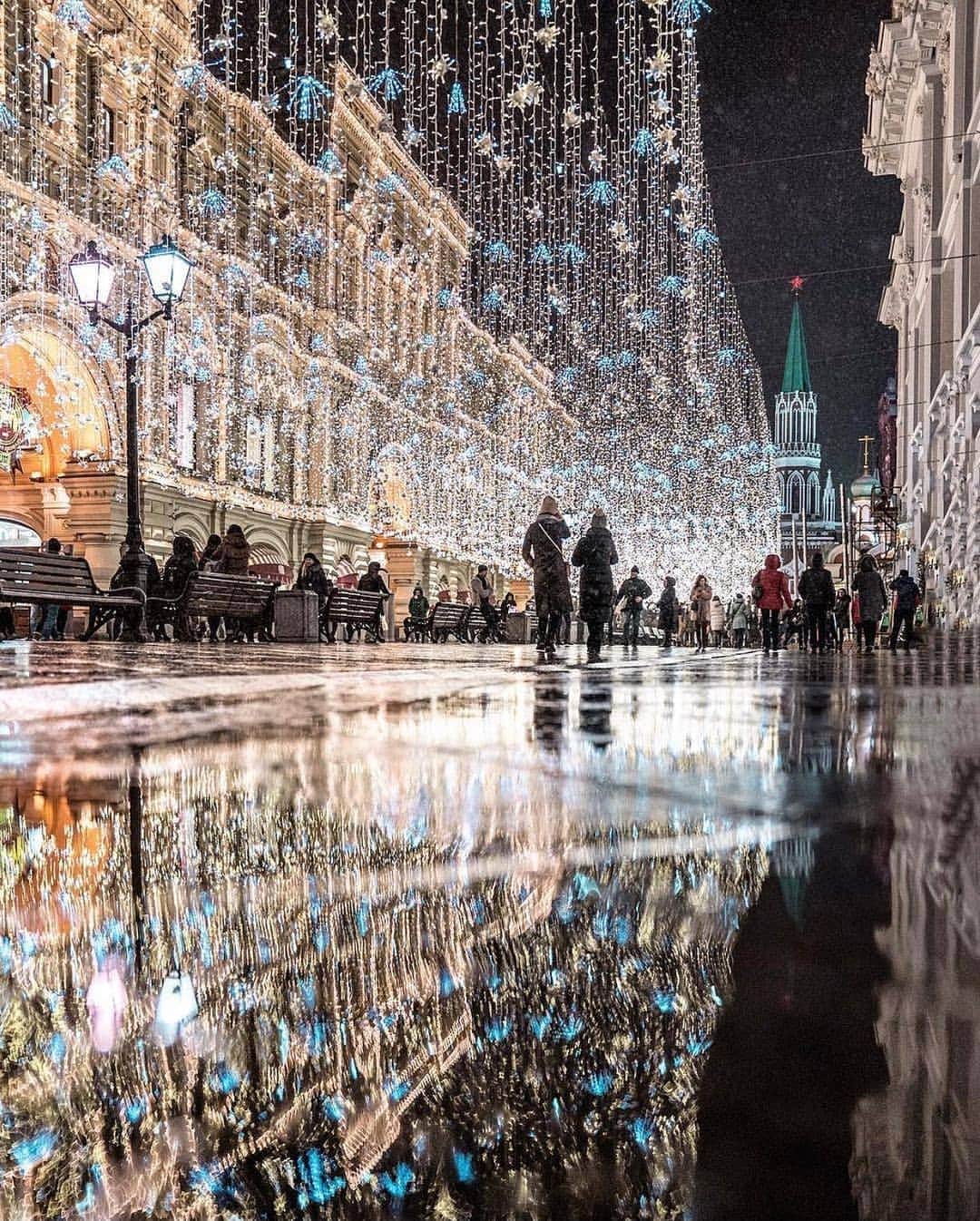 Padgramさんのインスタグラム写真 - (PadgramInstagram)「Winter nights in Moscow 💙 Courtesy of @elena.krizhevskaya 📍Moscow, Russia 🇷🇺 ❄️ ❄️ ❄️ #pgdaily #pgstar#pgcounty #moscow #planetgo#planet #planetearth #amazing #awesome #russia #snowlight」10月21日 1時27分 - planet.go