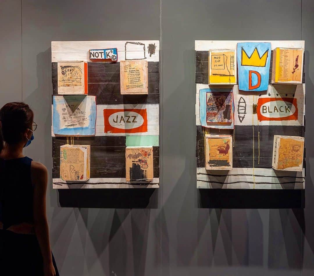 サザビーズさんのインスタグラム写真 - (サザビーズInstagram)「We are honored to present two works by Jean-Michel Basquiat from the estate of Enrico Navarra, the artist’s great champion, gallerist and editor of the celebrated monograph on the artist’s work. Both executed in 1986, 'Black' and 'Jazz' are from the pivotal final years of #Basquiat’s extraordinary life and artistic practice. These important works are a highlight of our marquee Contemporary Art Evening Auction in #NewYork, which will be livestreamed to the world on 28 October. Click our link in bio to learn more. #SothebysContemporary #JeanMichelBasquiat #contemporaryart #jazz」10月21日 1時23分 - sothebys