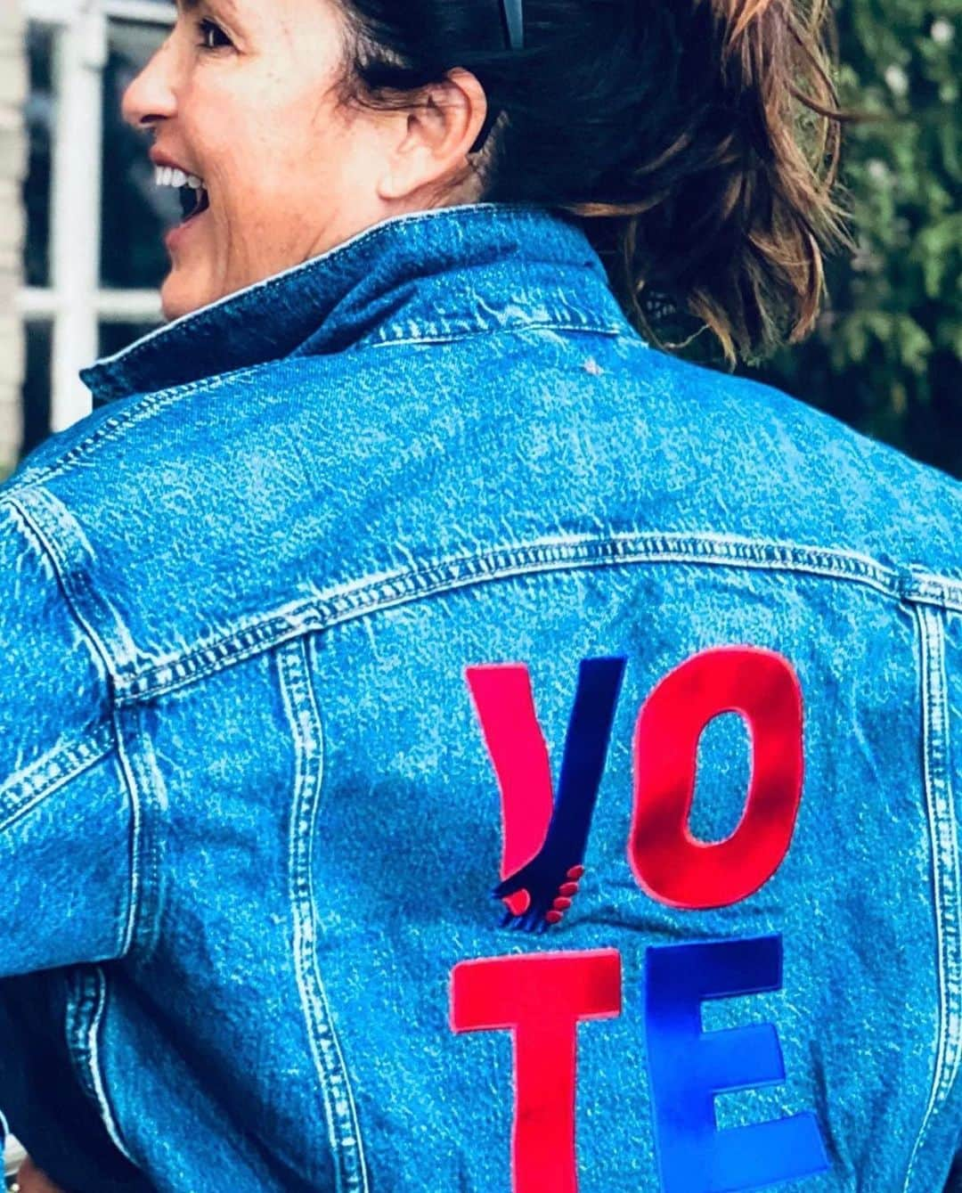 Levi’sさんのインスタグラム写真 - (Levi’sInstagram)「It’s time to vote. Get your VOTE Trucker Jacket and rock it like @therealmariskahargitay. Link in bio to purchase the app exclusive trucker.  #VoteAboutIt」10月21日 1時30分 - levis