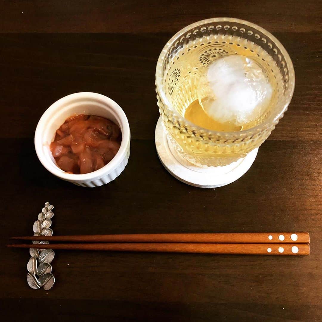 白珠イチゴのインスタグラム：「ちょっとだけ晩酌。  #ウィスキー #宅飲み #一人暮らし」