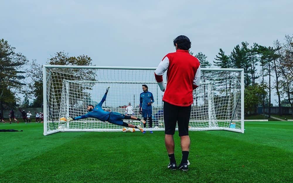 ジャンルイジ・ドンナルンマのインスタグラム：「Swipe to see saves 🧤😉🧤」