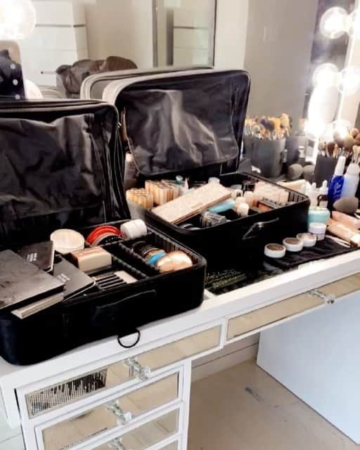 アンバー・ローズのインスタグラム：「How Beautiful is this Vanity?! @impressionsvanity 🤩😍🥰 I’m obsessed! #ad」