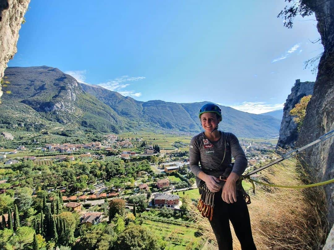 ハンナ・シューベルトのインスタグラム：「Back home from a super cool week in Arco 😊 🇮🇹 Climbed some beautiful routes, did my first multipitch and had a great time with my teammates 🥳🎉 .  📸: @markusschauer85 & @wilhelmheiko」