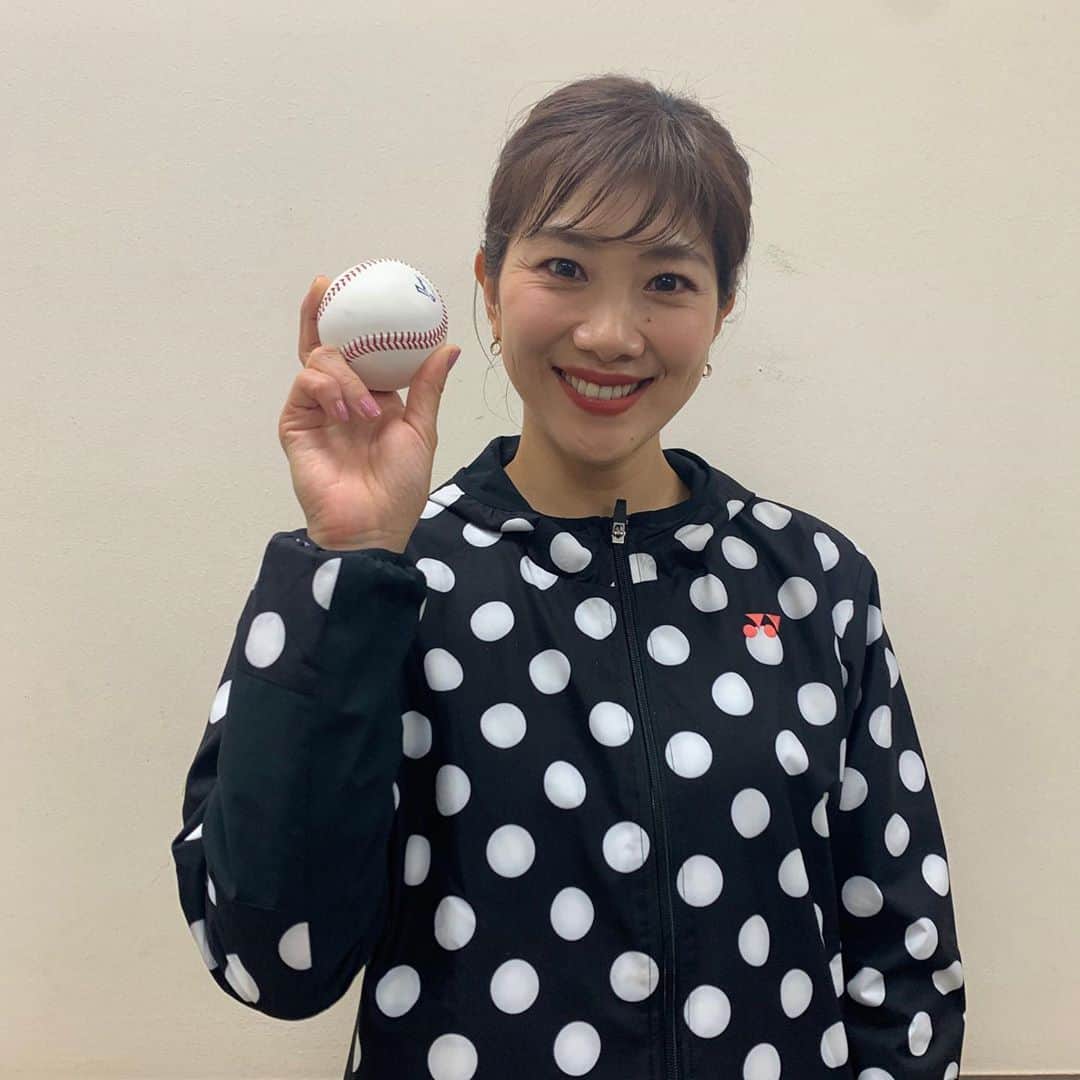 山口りさのインスタグラム：「始球式⚾️ ヤクルトvs巨人  @reikoshiota   動画もみてね♡」