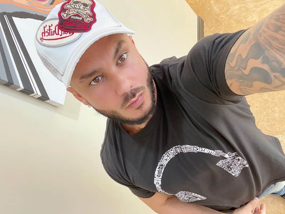 Pauly Dのインスタグラム：「Wolverine Mode On!!! ......... Why Blend In When We Were Born To Stand Out!!! 💯💯💯 Also Don’t Be In Competition With Anyone But Urself, Be Better Than You Were Yesterday. 🙏🏽 #PaulyDPositivity #positivevibesonly」