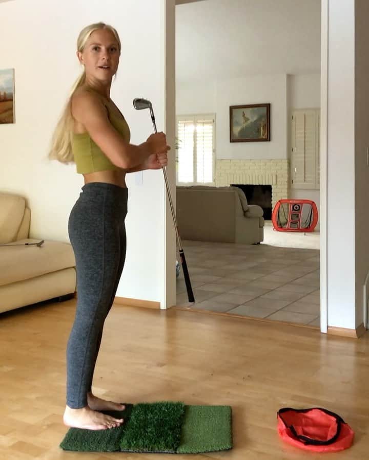 アリサ・ディオミンのインスタグラム：「Cross country indoor chipping with a 7 iron is an extreme sport. Link in bio for your own net! @rukket_sports」
