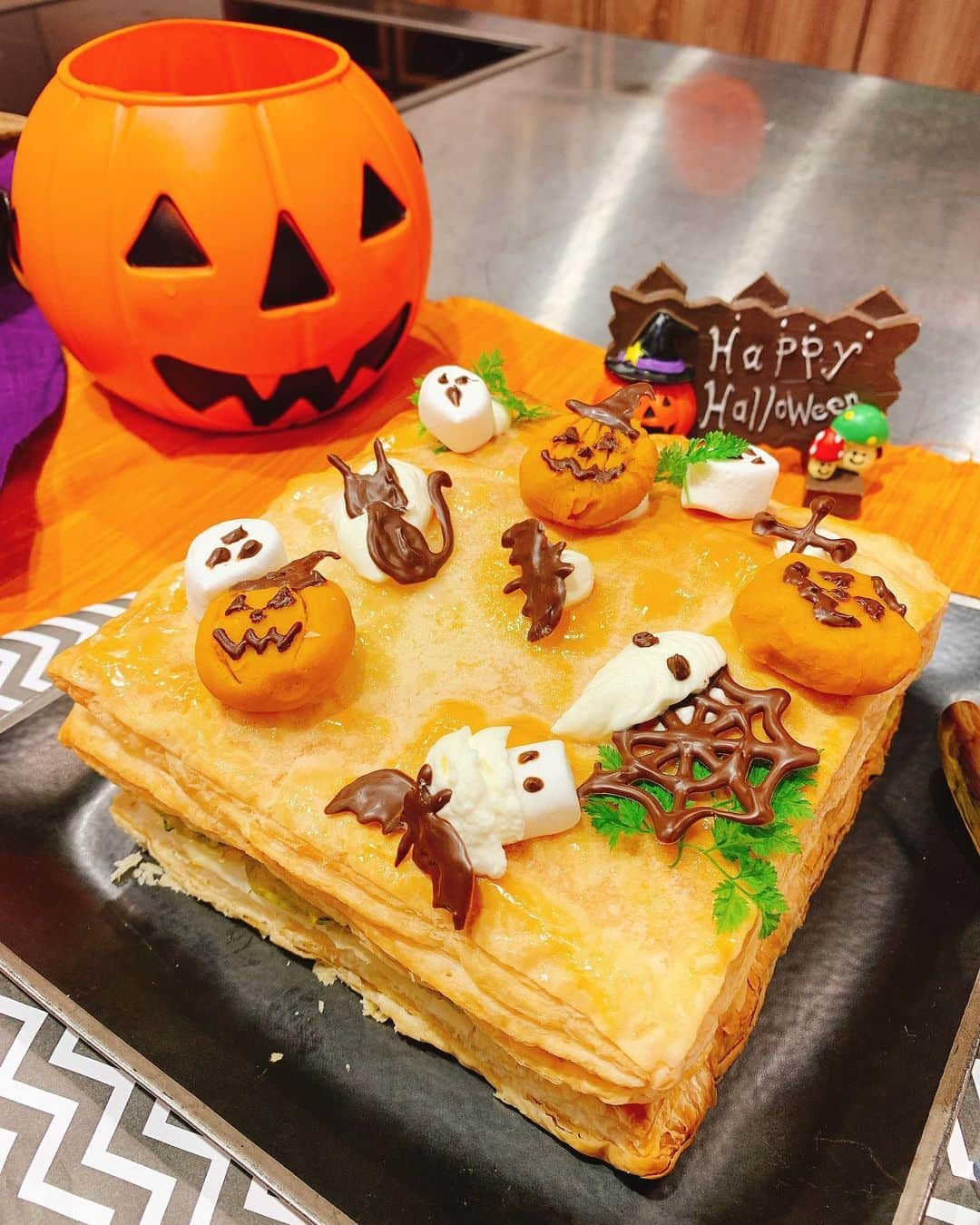 早川茉希のインスタグラム：「🎃🥧💜  冷凍パイシートと冷凍カボチャで 簡単ハロウィンパイ🎃👻  これは本当に簡単で美味しくできる🥺🧡 パイ生地は発酵バター配合で風味も豊か🥧 パーティーの主役になりそう🤩 カボチャクリームも甘すぎず、 パクパクいただけちゃう！  家族やお友達とワイワイしながら チョコペンでデコレーションするのも 楽しそうですね💜  @abccookingofficial に作り方が載っています💜🧡  🥧作ったら、ハッシュタグ #おうちハロウィン #ニップン #パイシート つけて投稿してくださいね〜🥰🏷  #ハロウィンメニュー #おうちパーティー #ハロウィン #カボチャパイ #簡単おもてなし料理 #カボチャ料理 #冷凍食品 #パイシート #お菓子もおかずも作れちゃう #ニップンパイシート #発酵バター #サクサク #ふんわり #おうちごはん #料理教室 #お腹すいた」