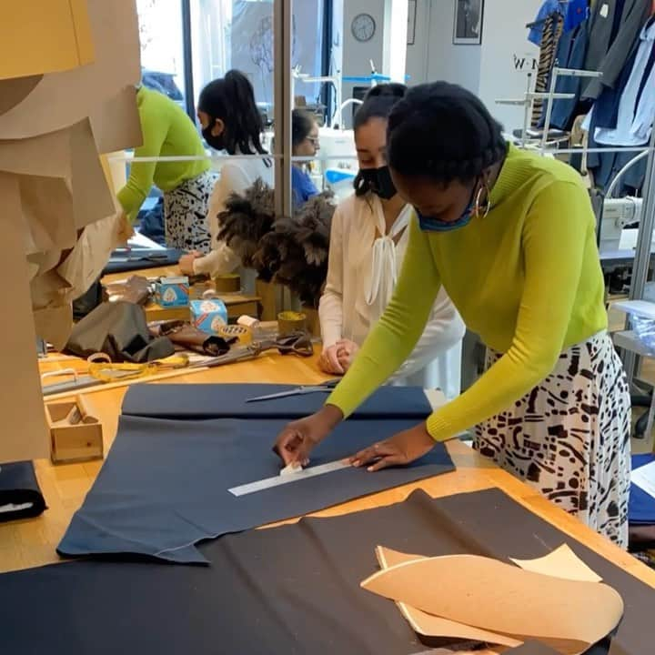 チャーリーアレンのインスタグラム：「Liberty showing our new intern Priya how to create a ‘Trim pack’ for the tailors!   #bespoke #teachnewskills」