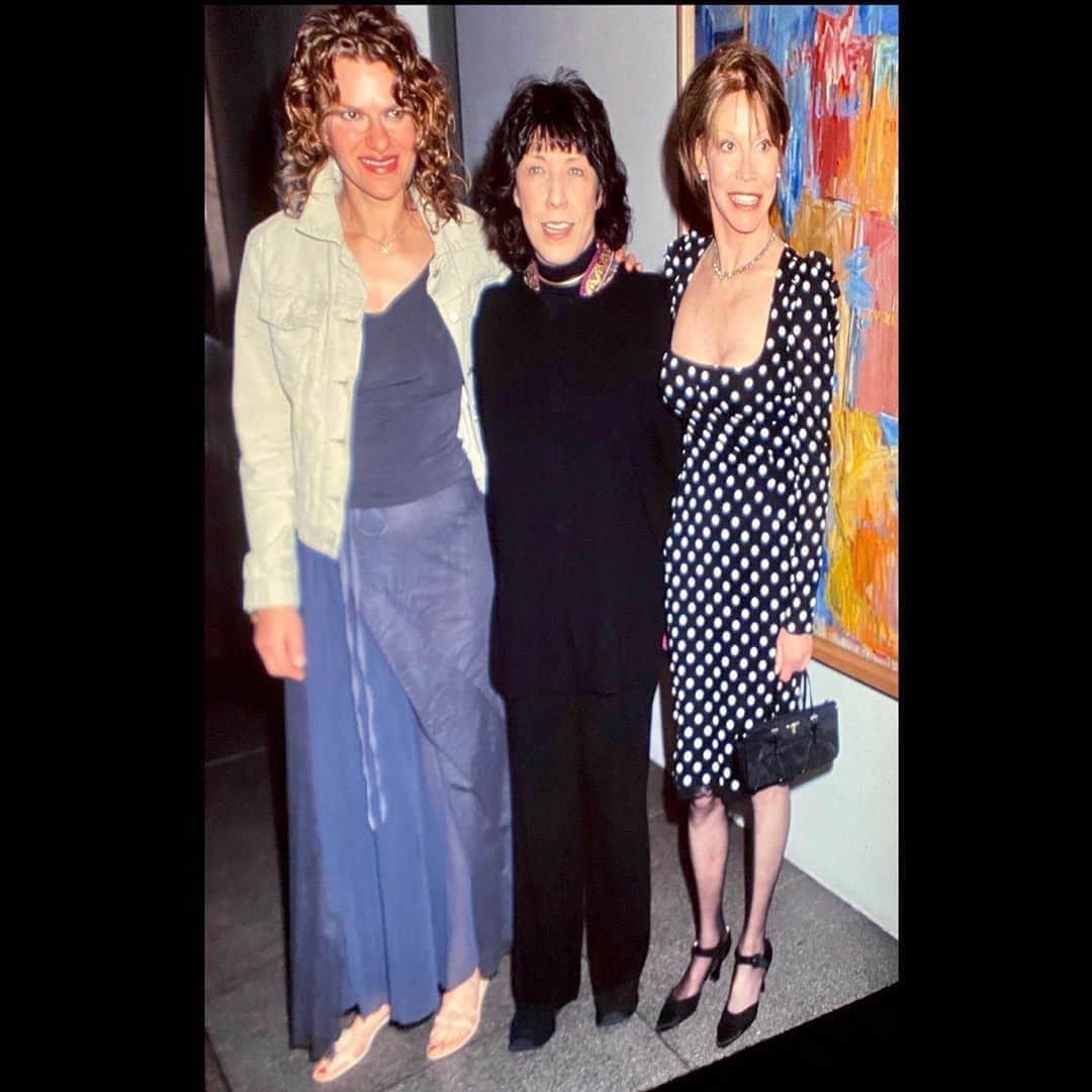 サンドラ・バーンハードさんのインスタグラム写真 - (サンドラ・バーンハードInstagram)「Better! Epic moment with two of my mentors @thelilytomlin #marytylermoore these are the times you realize how great the world can be photo thanks to my friend & extraordinary talent @bruglikas」10月21日 1時56分 - sandragbernhard